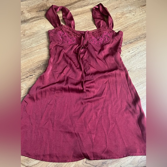 Cider LACE SWEETHEART SHORT DRESS burgundy size small. - Picture 2 of 5